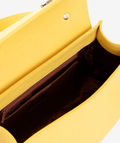 Mala Mão Cavalinho Signature Descubra a versatilidade desta Mala Cavalinho. Com alça de mão e tiracolo removível, oferece o espaço ideal com um interior luxuoso e organizado. Detalhes em dourado que conferem um toque de exclusividade ao seu dia a dia.