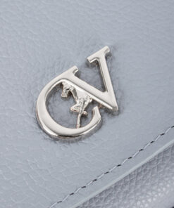 Mala Mão Cavalinho Signature Descubra a versatilidade desta Mala Cavalinho. Com alça de mão e tiracolo removível, oferece o espaço ideal com um interior luxuoso e organizado. Detalhes em dourado que conferem um toque de exclusividade ao seu dia a dia.