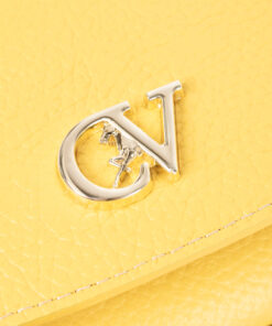 Mala Mão Cavalinho Signature Descubra a versatilidade desta Mala Cavalinho. Com alça de mão e tiracolo removível, oferece o espaço ideal com um interior luxuoso e organizado. Detalhes em dourado que conferem um toque de exclusividade ao seu dia a dia.
