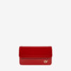 Pochete Iconic by Cavalinho Capte todos os olhares com esta pochete elegante e minimalista. Leve-a na mão para um toque de sofisticação clássica ou utilize a delicada alça de corrente dourada para a transformar numa prática mala a tiracolo. O interior compacto mantém os seus essenciais (cartões, batom, telemóvel) organizados e à mão, enquanto o fecho seguro com o logótipo da Cavalinho protege os seus pertences.