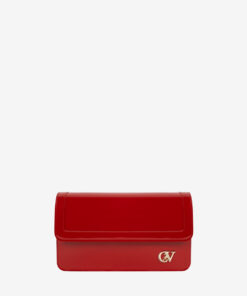 Pochete Iconic by Cavalinho Capte todos os olhares com esta pochete elegante e minimalista. Leve-a na mão para um toque de sofisticação clássica ou utilize a delicada alça de corrente dourada para a transformar numa prática mala a tiracolo. O interior compacto mantém os seus essenciais (cartões, batom, telemóvel) organizados e à mão, enquanto o fecho seguro com o logótipo da Cavalinho protege os seus pertences.