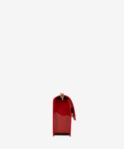 Pochete Iconic by Cavalinho Capte todos os olhares com esta pochete elegante e minimalista. Leve-a na mão para um toque de sofisticação clássica ou utilize a delicada alça de corrente dourada para a transformar numa prática mala a tiracolo. O interior compacto mantém os seus essenciais (cartões, batom, telemóvel) organizados e à mão, enquanto o fecho seguro com o logótipo da Cavalinho protege os seus pertences.
