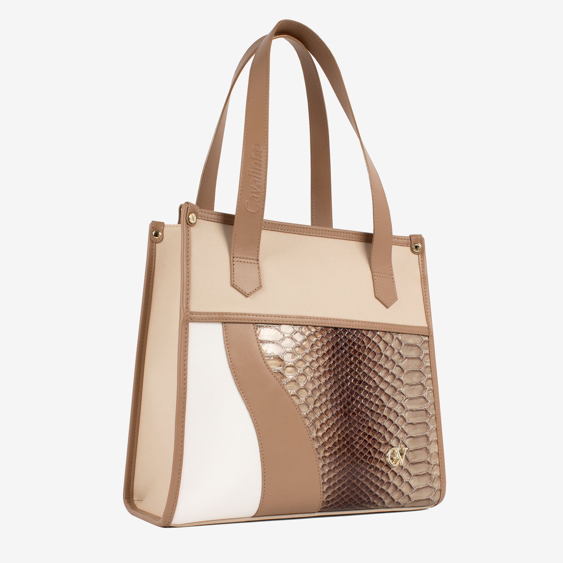 Mala Ombro CV by Cavalinho Com um formato estruturado é ideal para organizar os seus essenciais com elegância e de forma prática. Esta mala combina design clássico com detalhes contemporâneos sendo o acessório perfeito para realçar qualquer um dos seus looks, do profissional ao casual chique.