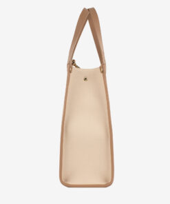 Mala Ombro CV by Cavalinho Com um formato estruturado é ideal para organizar os seus essenciais com elegância e de forma prática. Esta mala combina design clássico com detalhes contemporâneos sendo o acessório perfeito para realçar qualquer um dos seus looks, do profissional ao casual chique.