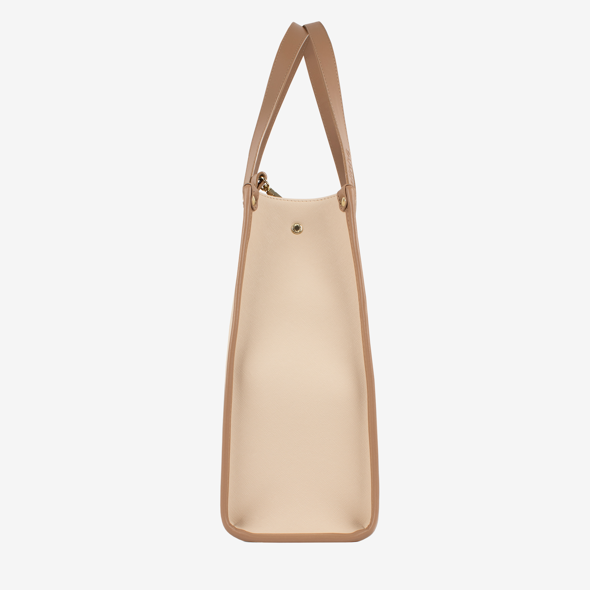 Mala Ombro CV by Cavalinho Com um formato estruturado é ideal para organizar os seus essenciais com elegância e de forma prática. Esta mala combina design clássico com detalhes contemporâneos sendo o acessório perfeito para realçar qualquer um dos seus looks, do profissional ao casual chique.