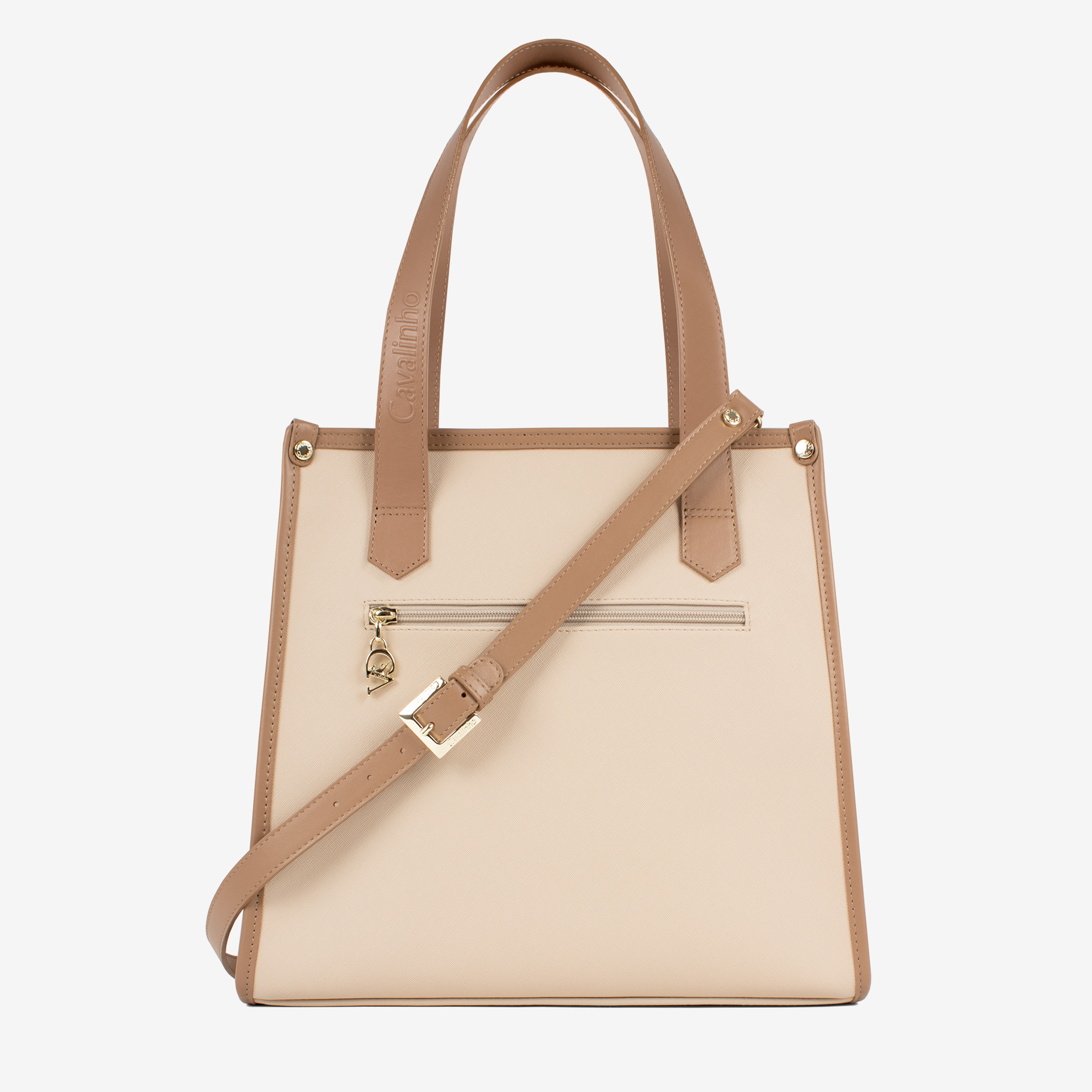 Mala Ombro CV by Cavalinho Com um formato estruturado é ideal para organizar os seus essenciais com elegância e de forma prática. Esta mala combina design clássico com detalhes contemporâneos sendo o acessório perfeito para realçar qualquer um dos seus looks, do profissional ao casual chique.