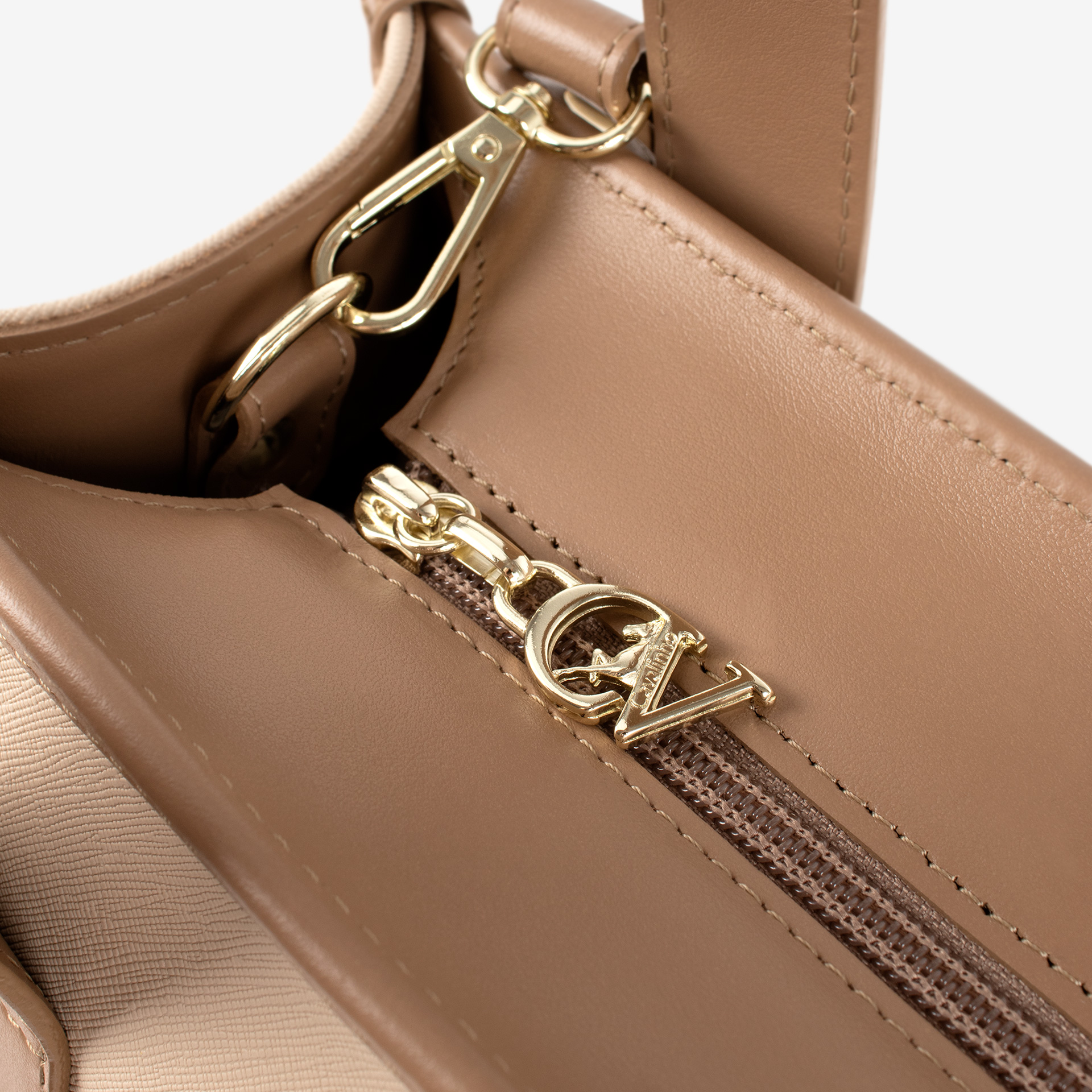 Mala Ombro CV by Cavalinho Com um formato estruturado é ideal para organizar os seus essenciais com elegância e de forma prática. Esta mala combina design clássico com detalhes contemporâneos sendo o acessório perfeito para realçar qualquer um dos seus looks, do profissional ao casual chique.