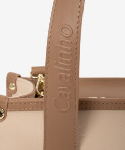 Mala Ombro CV by Cavalinho Com um formato estruturado é ideal para organizar os seus essenciais com elegância e de forma prática. Esta mala combina design clássico com detalhes contemporâneos sendo o acessório perfeito para realçar qualquer um dos seus looks, do profissional ao casual chique.