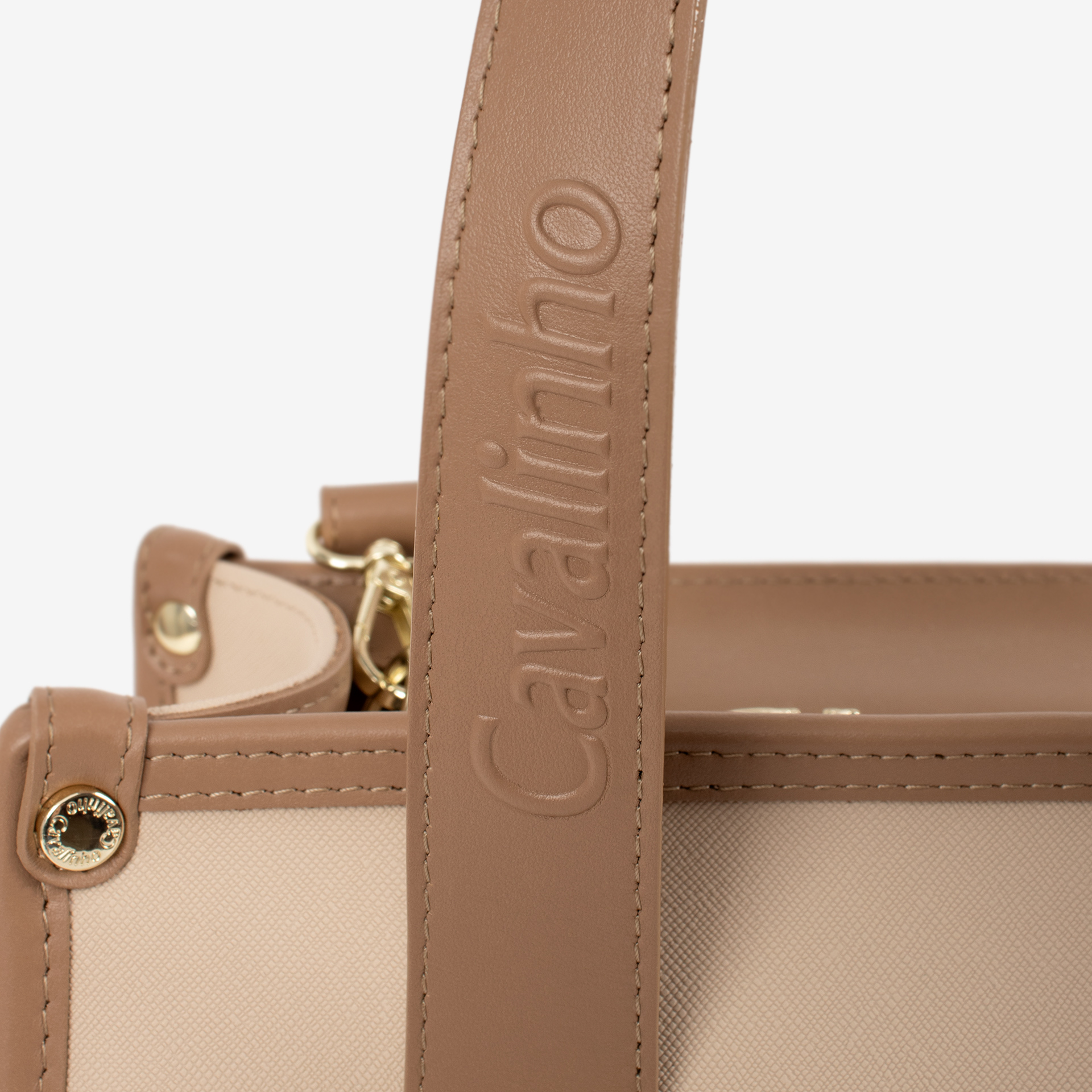 Mala Ombro CV by Cavalinho Com um formato estruturado é ideal para organizar os seus essenciais com elegância e de forma prática. Esta mala combina design clássico com detalhes contemporâneos sendo o acessório perfeito para realçar qualquer um dos seus looks, do profissional ao casual chique.