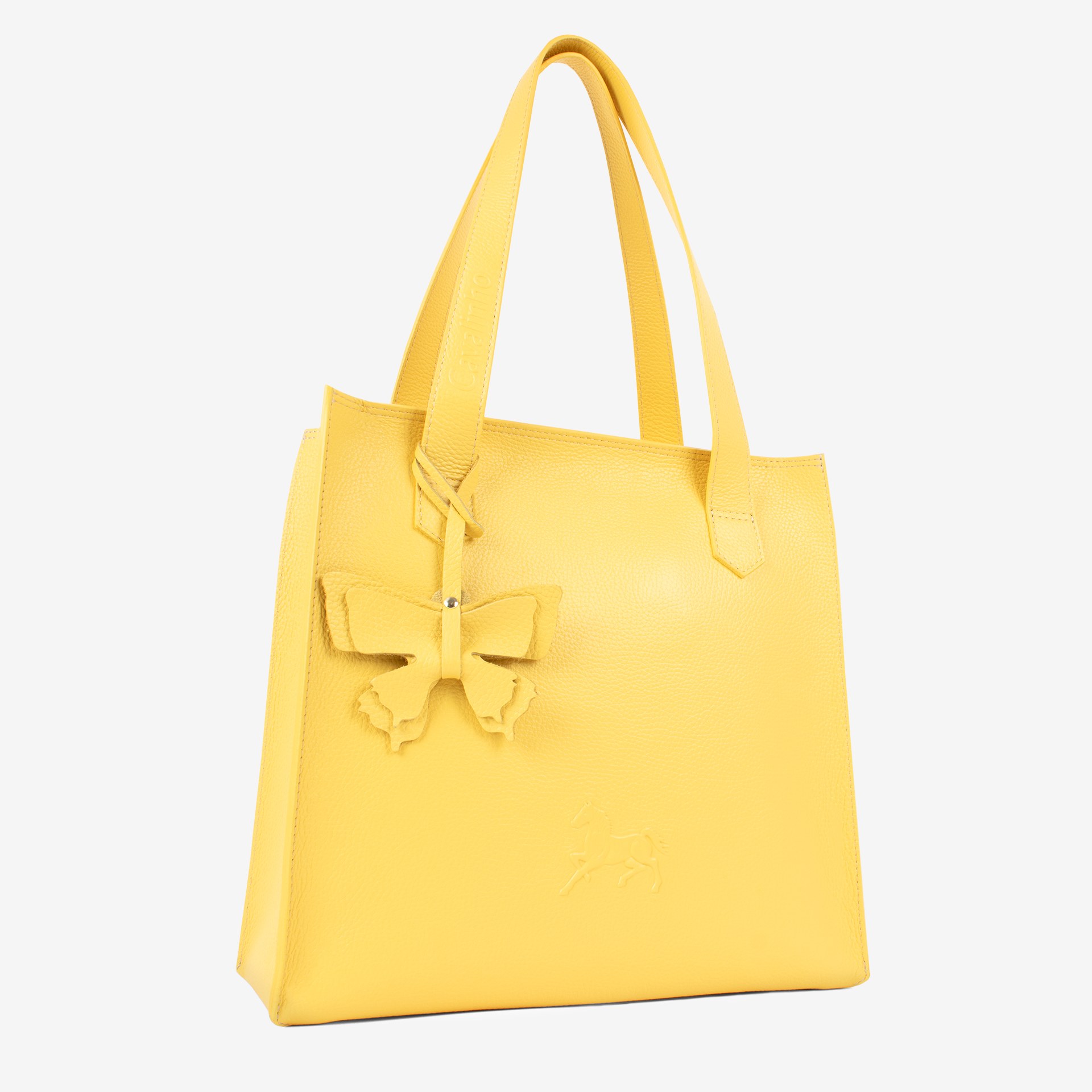 Mala Ombro Cavalinho Signature Encontre a sua shopper bag Cavalinho favorita! Leve tudo o que precisa e organize a sua vida com esta mala de ombro. Combine o estilo icónico da marca com a máxima usabilidade. Viva o seu dia com elegância.