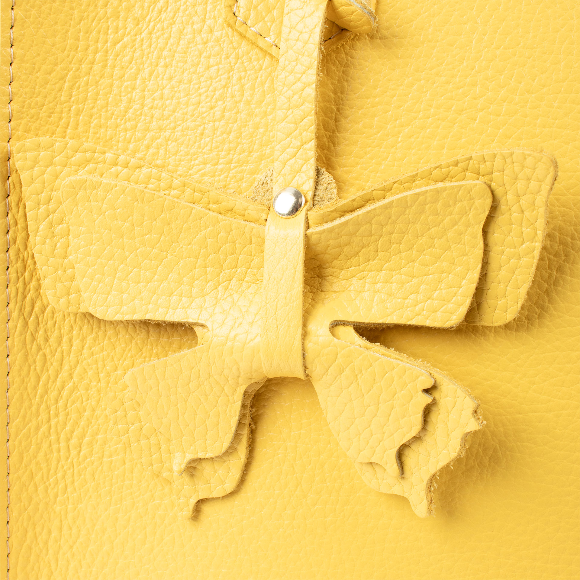 Mala Ombro Cavalinho Signature Encontre a sua shopper bag Cavalinho favorita! Leve tudo o que precisa e organize a sua vida com esta mala de ombro. Combine o estilo icónico da marca com a máxima usabilidade. Viva o seu dia com elegância.
