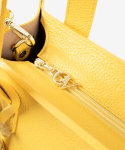 Mala Ombro Cavalinho Signature Encontre a sua shopper bag Cavalinho favorita! Leve tudo o que precisa e organize a sua vida com esta mala de ombro. Combine o estilo icónico da marca com a máxima usabilidade. Viva o seu dia com elegância.