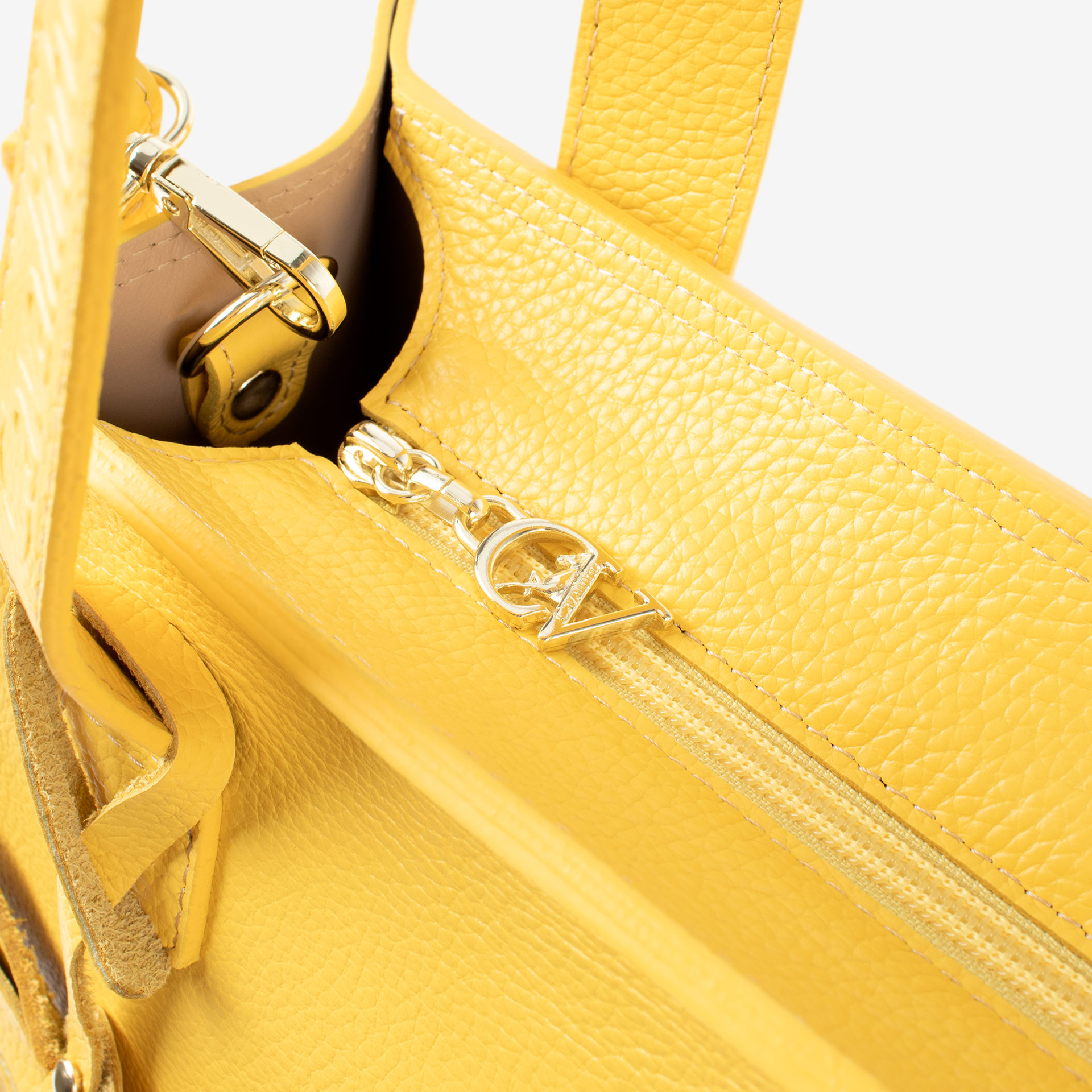 Mala Ombro Cavalinho Signature Encontre a sua shopper bag Cavalinho favorita! Leve tudo o que precisa e organize a sua vida com esta mala de ombro. Combine o estilo icónico da marca com a máxima usabilidade. Viva o seu dia com elegância.