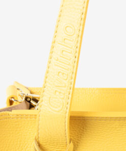 Mala Ombro Cavalinho Signature Encontre a sua shopper bag Cavalinho favorita! Leve tudo o que precisa e organize a sua vida com esta mala de ombro. Combine o estilo icónico da marca com a máxima usabilidade. Viva o seu dia com elegância.