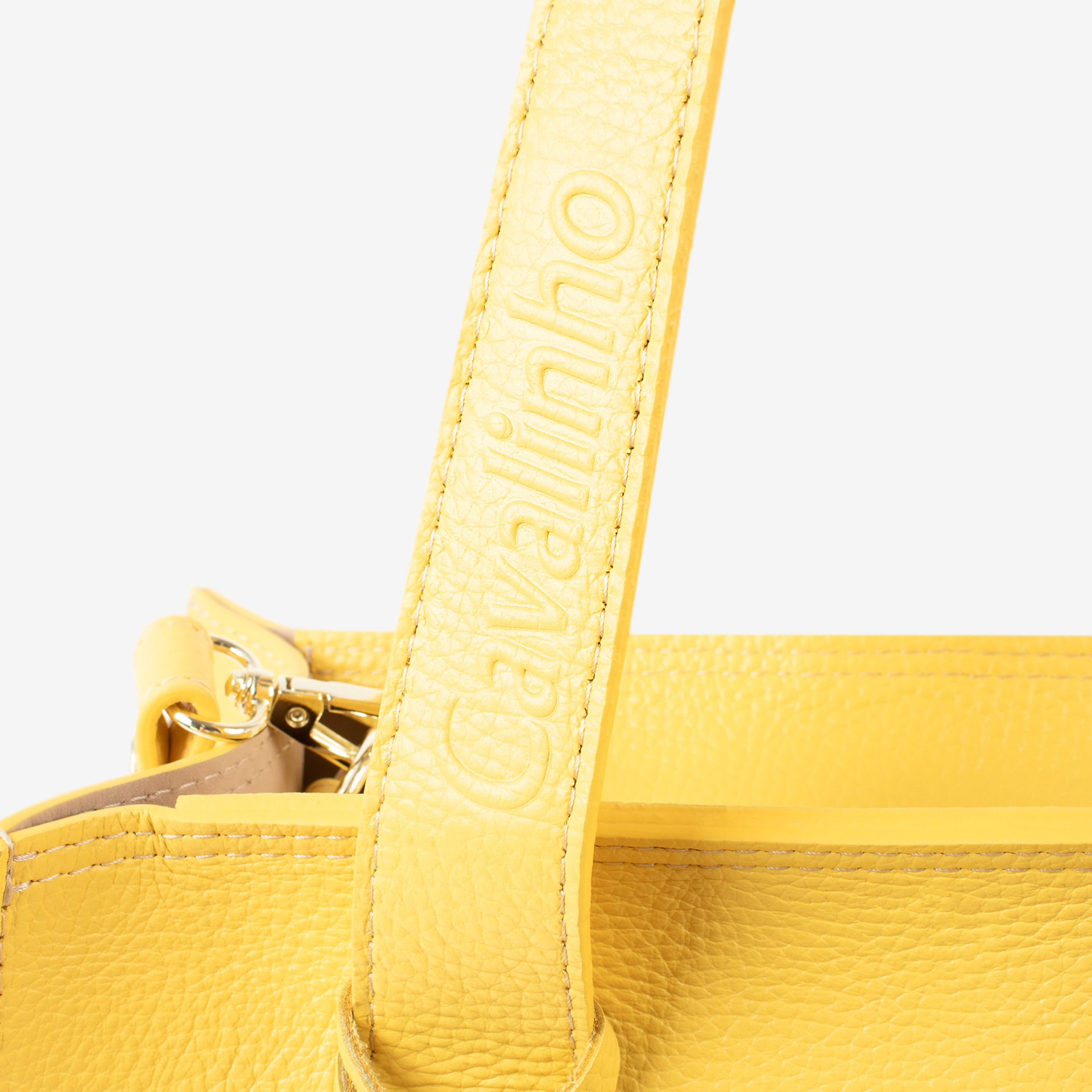 Mala Ombro Cavalinho Signature Encontre a sua shopper bag Cavalinho favorita! Leve tudo o que precisa e organize a sua vida com esta mala de ombro. Combine o estilo icónico da marca com a máxima usabilidade. Viva o seu dia com elegância.