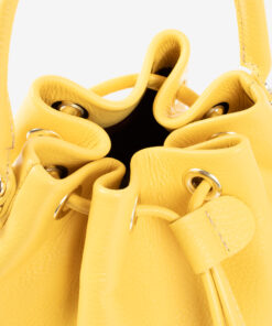 Mala Mão Cavalinho Signature Descubra a Mini Mala de Mão e Tiracolo da Cavalinho. Em amarelo vibrante, com detalhes em dourado e fecho ajustável. O acessório de luxo ideal para o dia a dia ou ocasiões especiais.