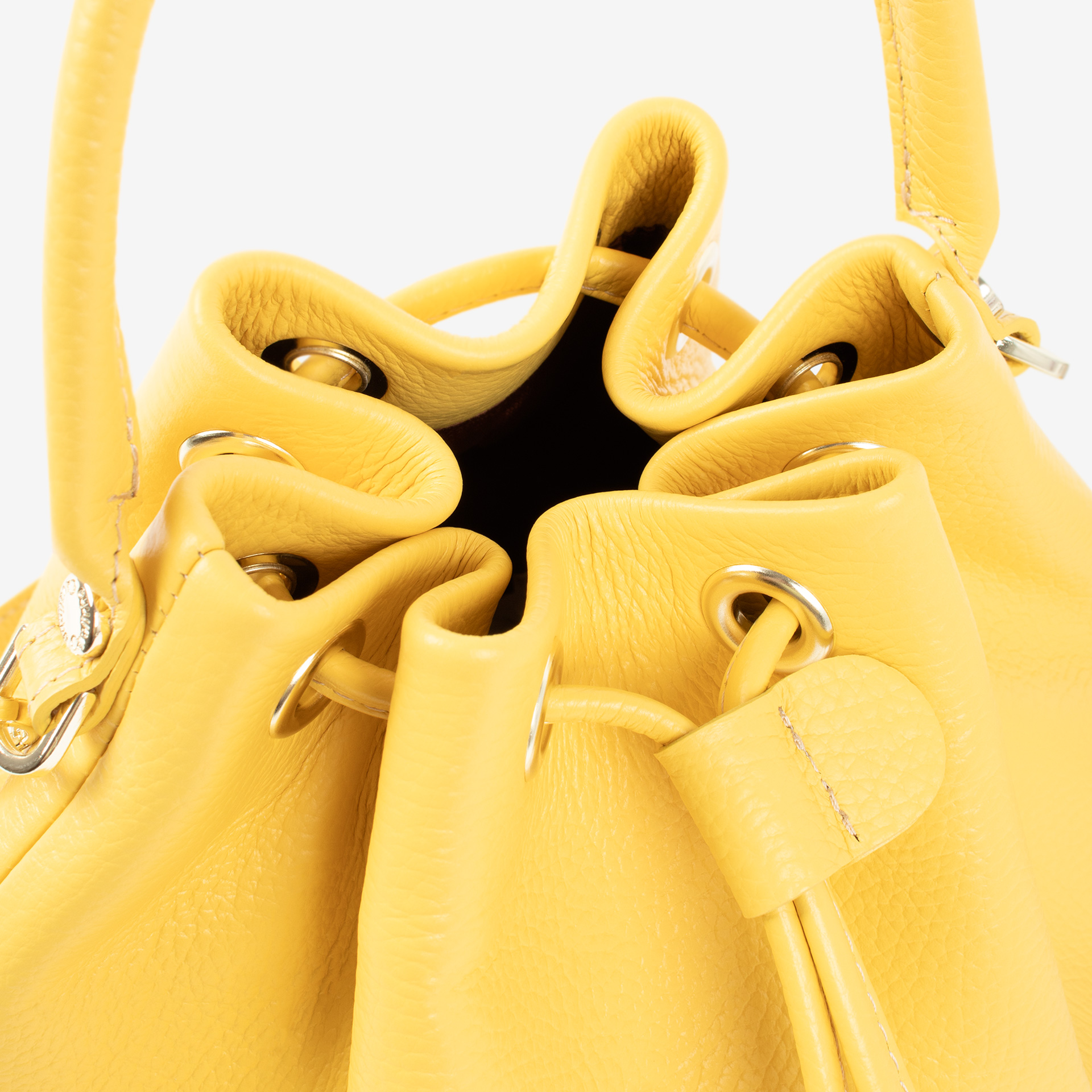 Mala Mão Cavalinho Signature Descubra a Mini Mala de Mão e Tiracolo da Cavalinho. Em amarelo vibrante, com detalhes em dourado e fecho ajustável. O acessório de luxo ideal para o dia a dia ou ocasiões especiais.