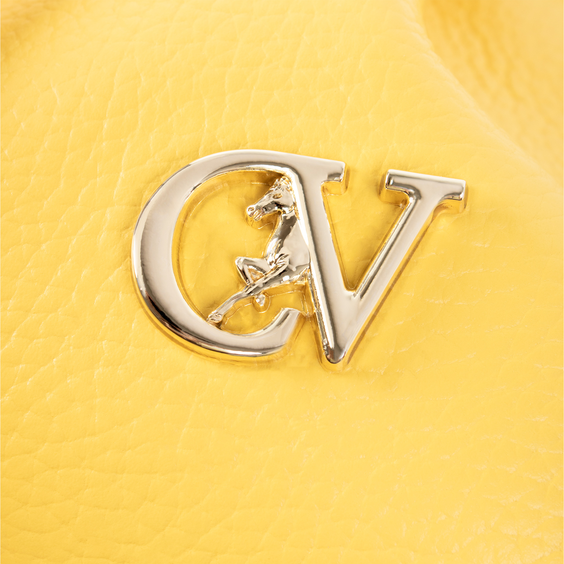Mala Mão Cavalinho Signature Descubra a Mini Mala de Mão e Tiracolo da Cavalinho. Em amarelo vibrante, com detalhes em dourado e fecho ajustável. O acessório de luxo ideal para o dia a dia ou ocasiões especiais.