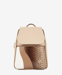 Mochila CV by Cavalinho Ideal para a mulher que procura um acessório prático e elegante. Esta mochila combina design moderno com a qualidade inconfundível da marca. Perfeita para o dia a dia na cidade, para um passeio ou para adicionar um toque de estilo distinto ao seu look casual-chique.