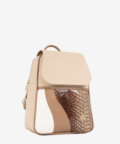 Mochila CV by Cavalinho Ideal para a mulher que procura um acessório prático e elegante. Esta mochila combina design moderno com a qualidade inconfundível da marca. Perfeita para o dia a dia na cidade, para um passeio ou para adicionar um toque de estilo distinto ao seu look casual-chique.