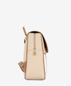 Mochila CV by Cavalinho Ideal para a mulher que procura um acessório prático e elegante. Esta mochila combina design moderno com a qualidade inconfundível da marca. Perfeita para o dia a dia na cidade, para um passeio ou para adicionar um toque de estilo distinto ao seu look casual-chique.