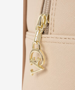 Mochila CV by Cavalinho Ideal para a mulher que procura um acessório prático e elegante. Esta mochila combina design moderno com a qualidade inconfundível da marca. Perfeita para o dia a dia na cidade, para um passeio ou para adicionar um toque de estilo distinto ao seu look casual-chique.
