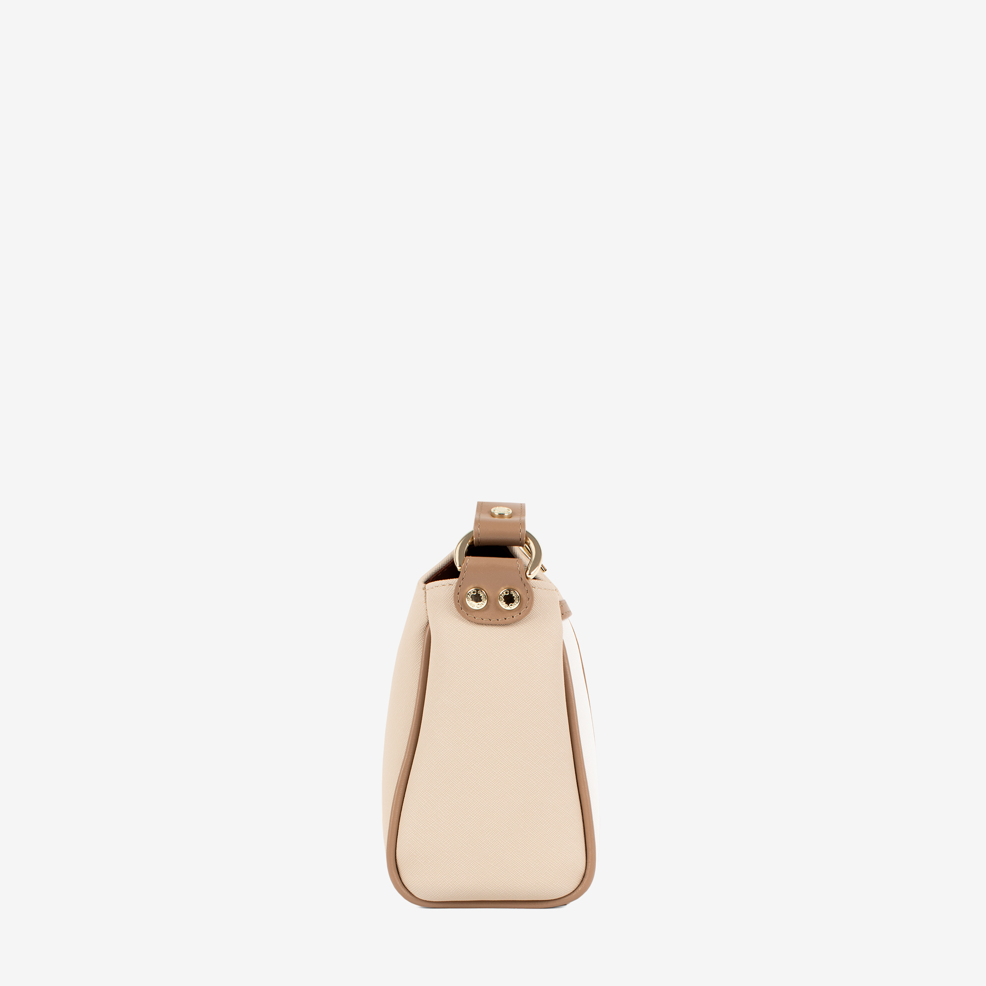 Mala Tiracolo CV by Cavalinho Leve tudo o que precisa com esta mala de tiracolo elegante. Organize o essencial e mantenha as mãos livres com conforto e segurança. Ideal para manter os seus essenciais organizados e acessíveis. Este modelo tiracolo é perfeito para passeios e encontros casuais.