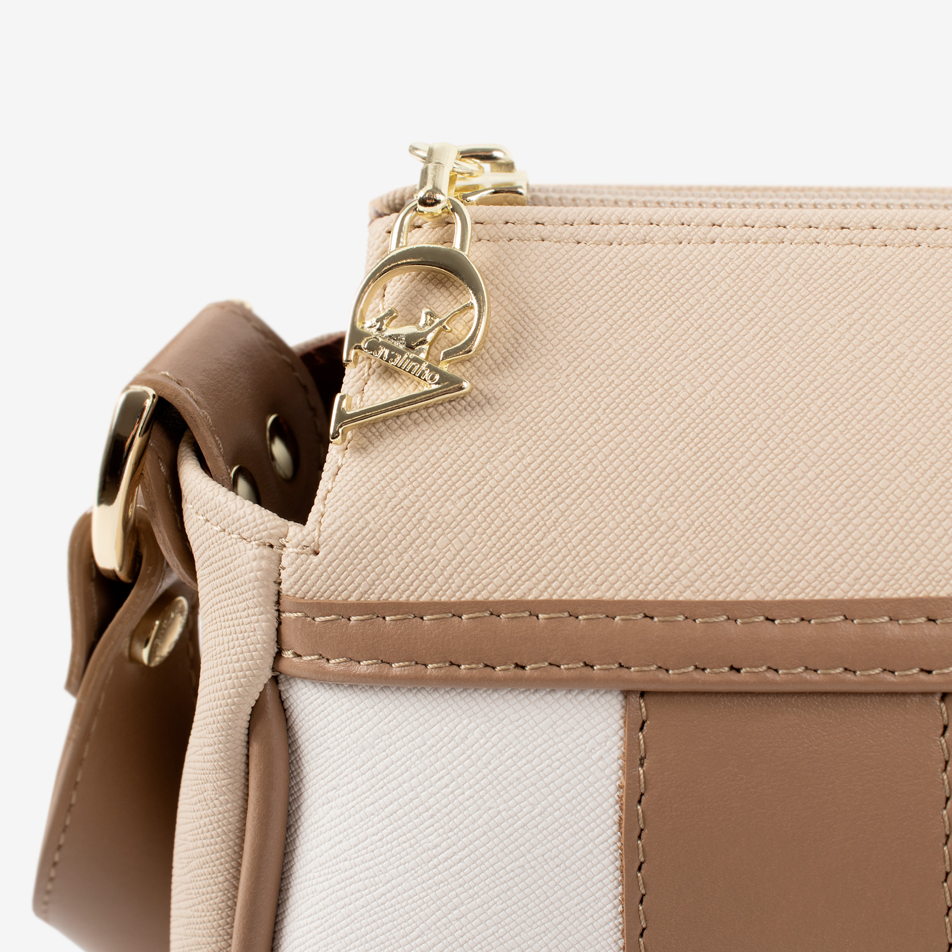 Mala Tiracolo CV by Cavalinho Leve tudo o que precisa com esta mala de tiracolo elegante. Organize o essencial e mantenha as mãos livres com conforto e segurança. Ideal para manter os seus essenciais organizados e acessíveis. Este modelo tiracolo é perfeito para passeios e encontros casuais.