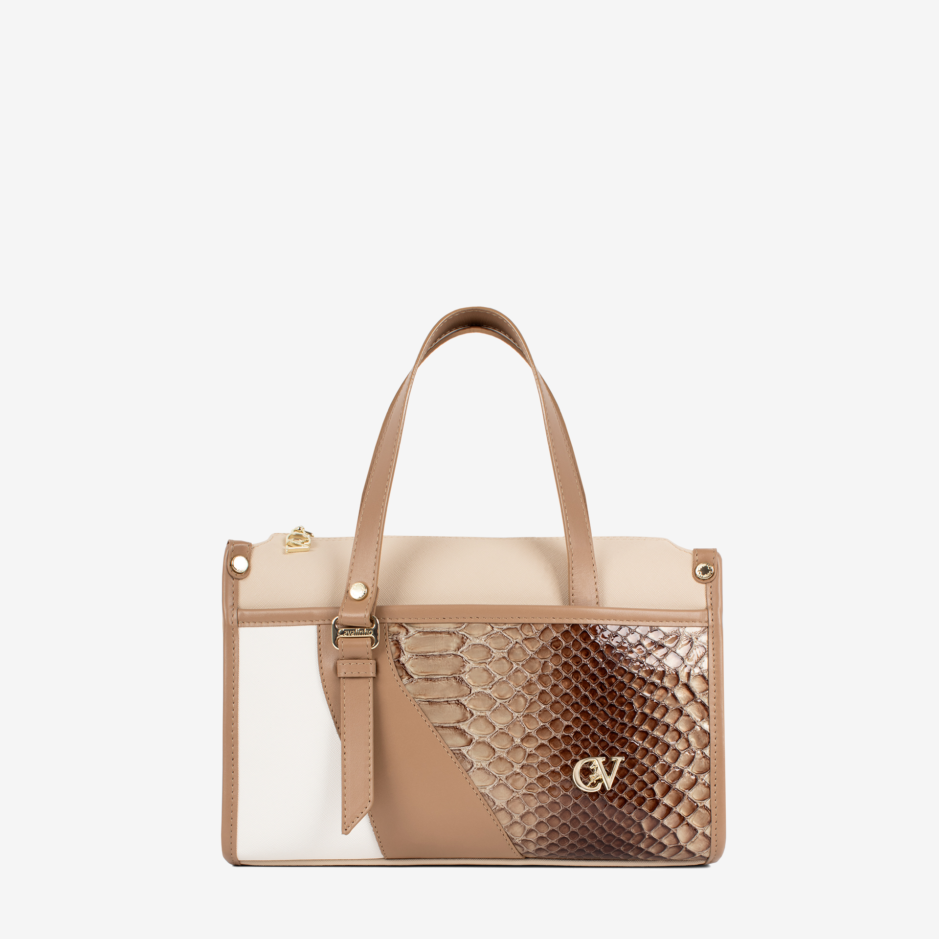 Mala Mão CV by Cavalinho Com um formato estruturado é ideal para organizar os seus essenciais com elegância e de forma prática. Esta mala combina design clássico com detalhes contemporâneos sendo o acessório perfeito para realçar qualquer um dos seus looks, do profissional ao casual chique.
