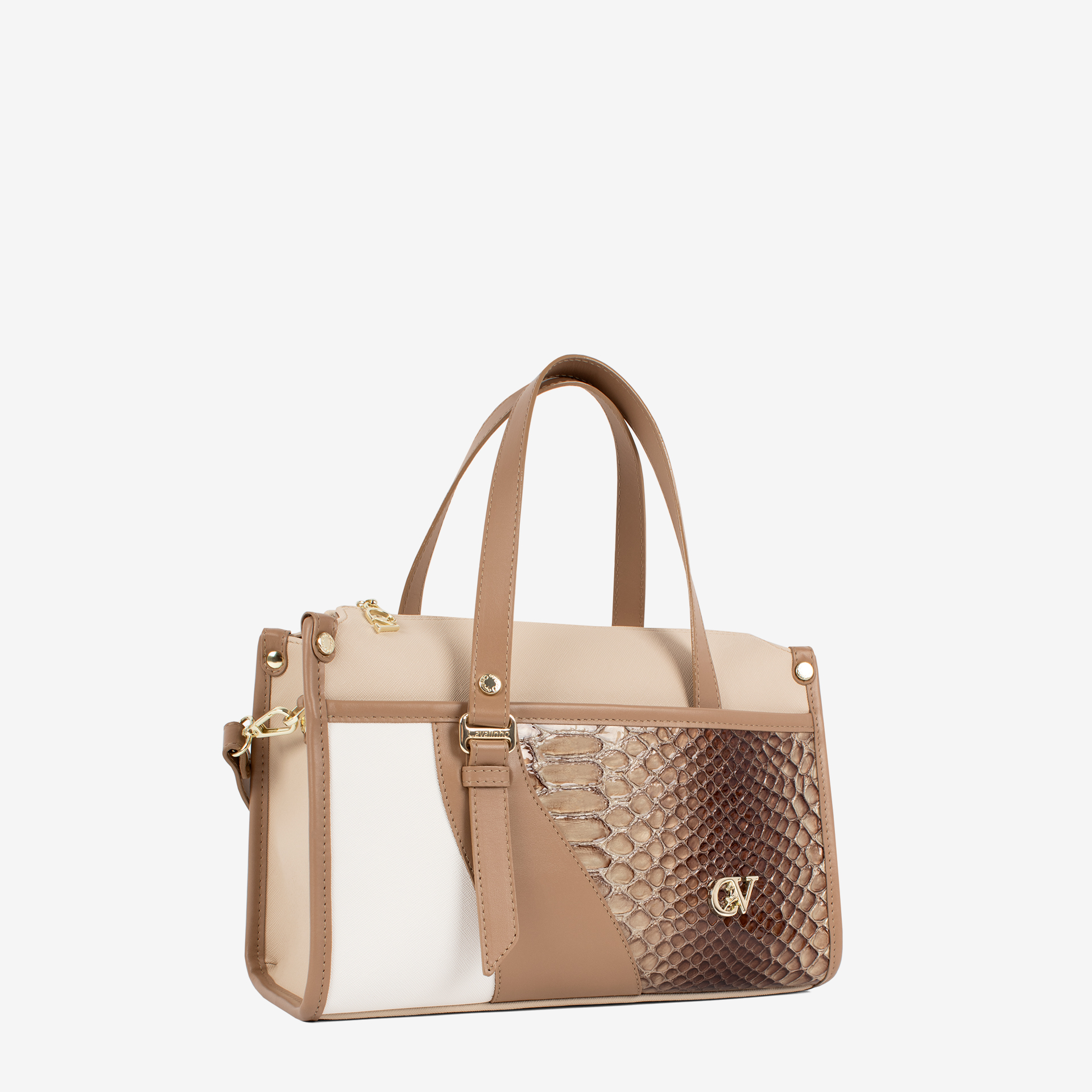 Mala Mão CV by Cavalinho Com um formato estruturado é ideal para organizar os seus essenciais com elegância e de forma prática. Esta mala combina design clássico com detalhes contemporâneos sendo o acessório perfeito para realçar qualquer um dos seus looks, do profissional ao casual chique.