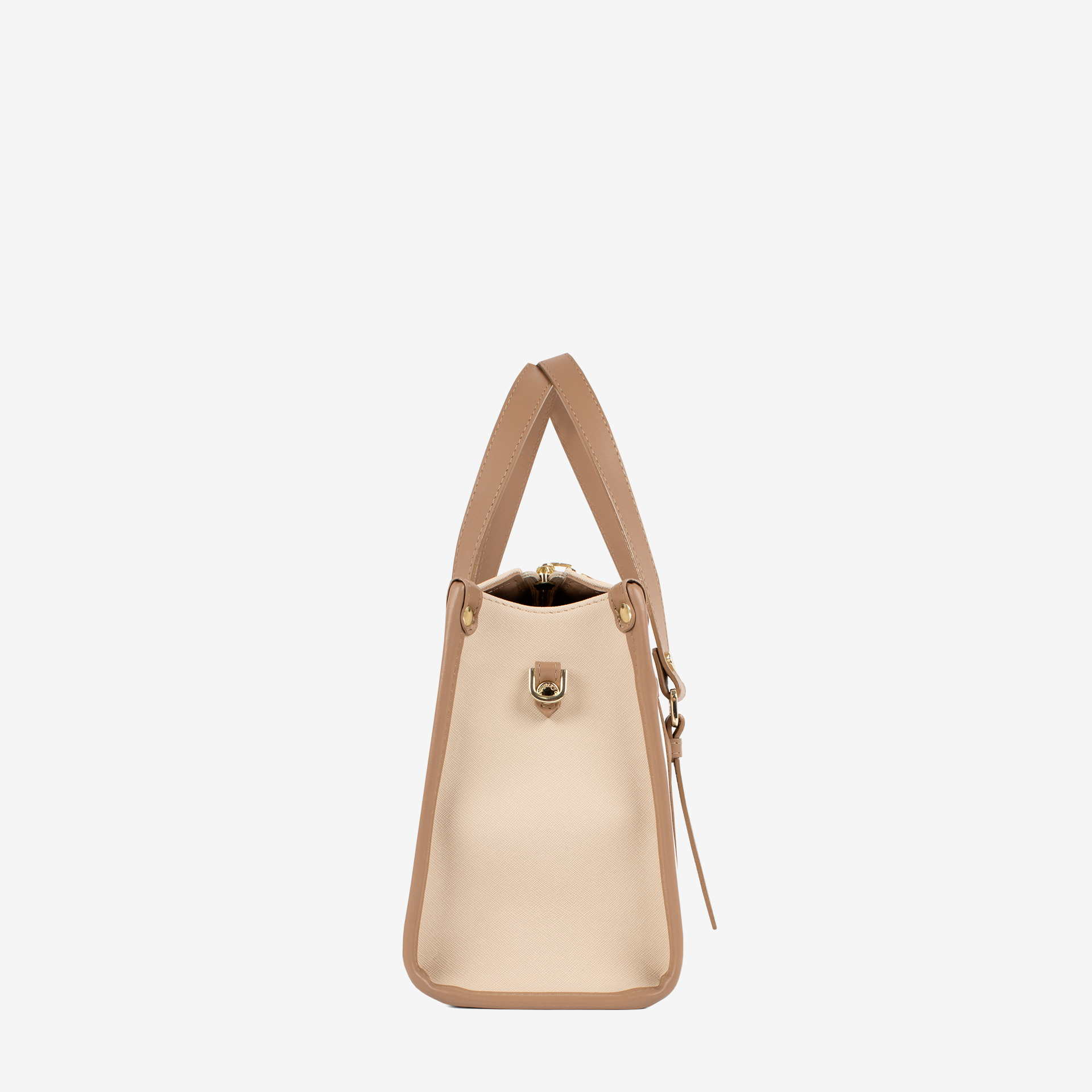 Mala Mão CV by Cavalinho Com um formato estruturado é ideal para organizar os seus essenciais com elegância e de forma prática. Esta mala combina design clássico com detalhes contemporâneos sendo o acessório perfeito para realçar qualquer um dos seus looks, do profissional ao casual chique.