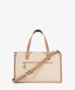 Mala Mão CV by Cavalinho Com um formato estruturado é ideal para organizar os seus essenciais com elegância e de forma prática. Esta mala combina design clássico com detalhes contemporâneos sendo o acessório perfeito para realçar qualquer um dos seus looks, do profissional ao casual chique.