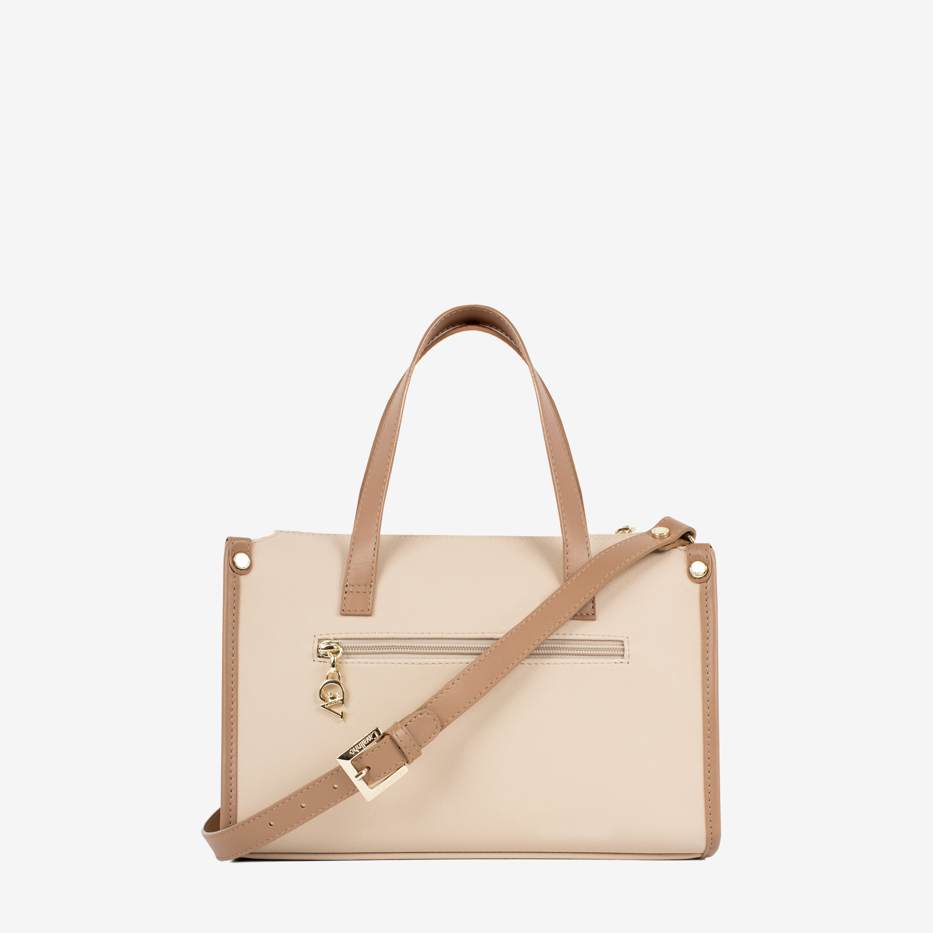 Mala Mão CV by Cavalinho Com um formato estruturado é ideal para organizar os seus essenciais com elegância e de forma prática. Esta mala combina design clássico com detalhes contemporâneos sendo o acessório perfeito para realçar qualquer um dos seus looks, do profissional ao casual chique.