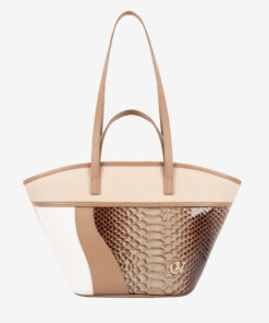 Mala Ombro CV by Cavalinho Com um formato estruturado é ideal para organizar os seus essenciais com elegância e de forma prática. Esta mala combina design clássico com detalhes contemporâneos sendo o acessório perfeito para realçar qualquer um dos seus looks, do profissional ao casual chique.