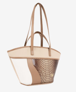 Mala Ombro CV by Cavalinho Com um formato estruturado é ideal para organizar os seus essenciais com elegância e de forma prática. Esta mala combina design clássico com detalhes contemporâneos sendo o acessório perfeito para realçar qualquer um dos seus looks, do profissional ao casual chique.