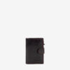 Porta Cartões Cavalinho Gentleman Aceda aos seus cartões com um só toque, graças ao mecanismo de extração rápida. Guarde os seus documentos essenciais em segurança e liberte o seu bolso do volume extra. Junte segurança e funcionalidade num acessório essencial e estiloso. Com sistema RFID Secure.