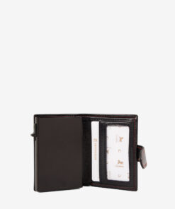 Porta Cartões Cavalinho Gentleman Aceda aos seus cartões com um só toque, graças ao mecanismo de extração rápida. Guarde os seus documentos essenciais em segurança e liberte o seu bolso do volume extra. Junte segurança e funcionalidade num acessório essencial e estiloso. Com sistema RFID Secure.
