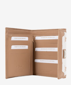 Carteira Cavalinho  Di Cavallo O acessório de moda que faltava! Carteira para documentos, tamanho médio. Design seguro e prático, garantindo proteção para tudo o que precisa. O seu estilo nunca foi tão prático!