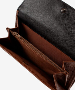 Carteira Cavalinho  Di Cavallo Essencialismo e moda. Carteira de documentos Cavalinho pequena com design inteligente e elegante. Tenha o essencial sempre à mão sem volume extra. Perfeita para malas pequenas.