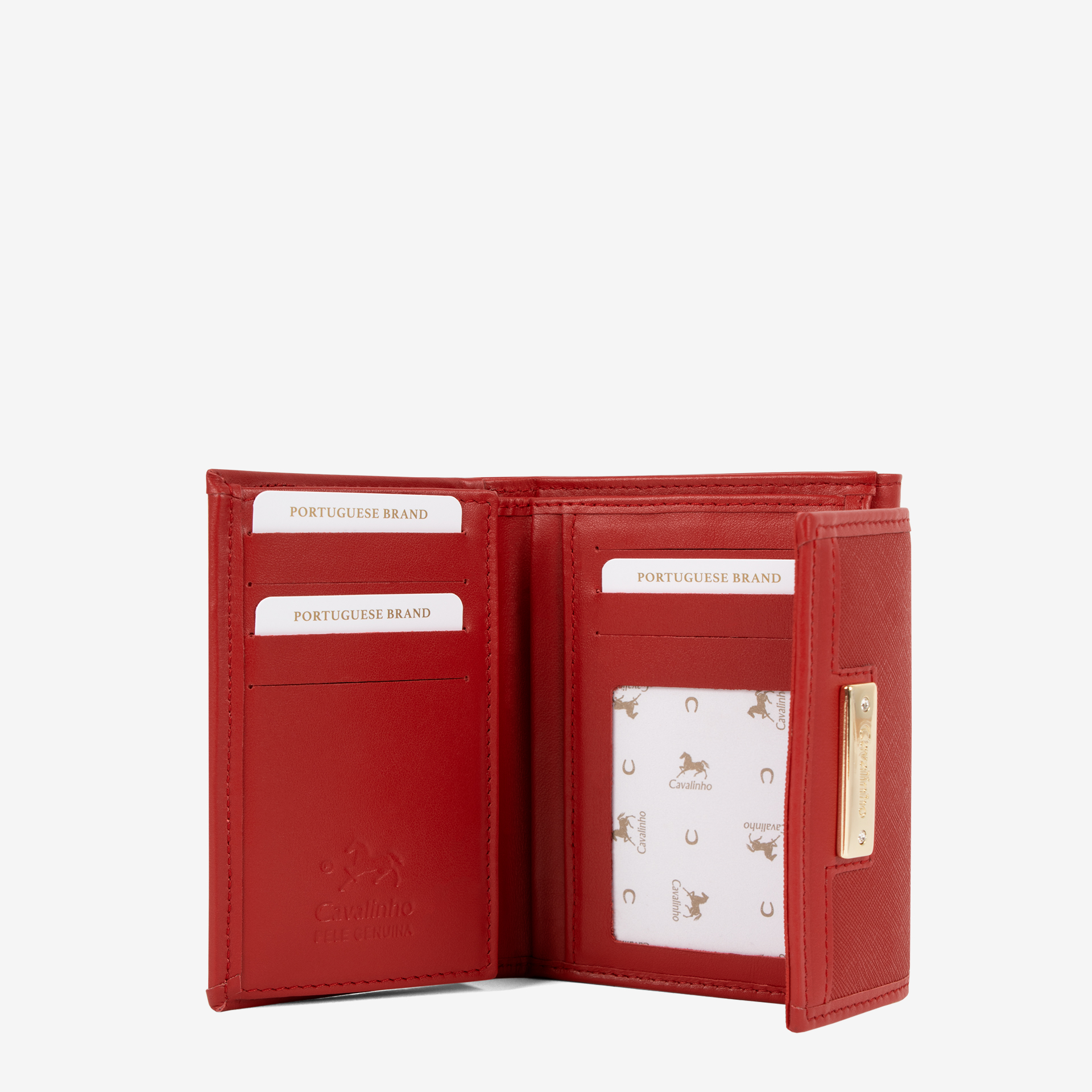 Carteira Cavalinho Di Cavallo Essencialismo e moda. Carteira de documentos Cavalinho pequena com design inteligente e elegante. Tenha o essencial sempre à mão sem volume extra. Perfeita para malas pequenas.