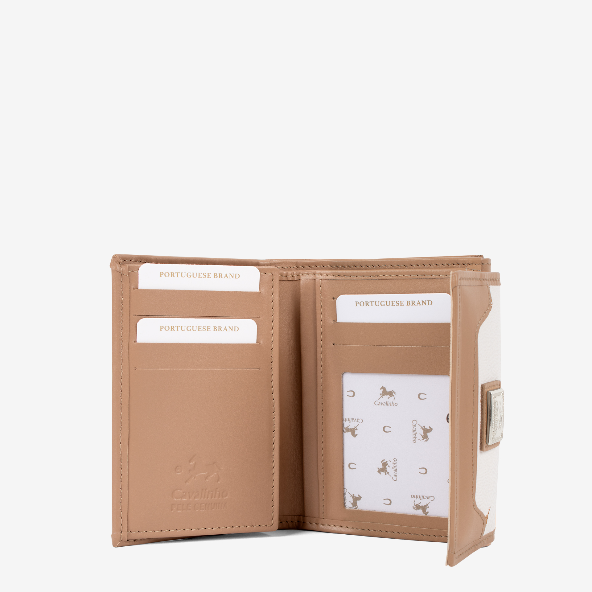 Carteira Cavalinho Di Cavallo Essencialismo e moda. Carteira de documentos Cavalinho pequena com design inteligente e elegante. Tenha o essencial sempre à mão sem volume extra. Perfeita para malas pequenas.