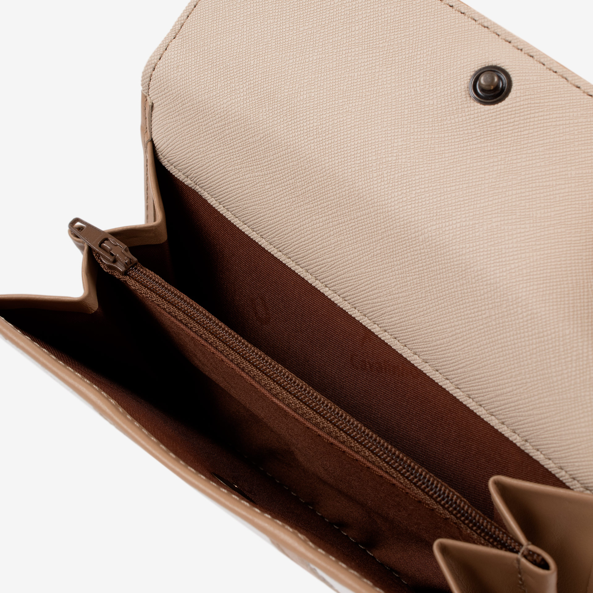 Carteira Cavalinho Di Cavallo Essencialismo e moda. Carteira de documentos Cavalinho pequena com design inteligente e elegante. Tenha o essencial sempre à mão sem volume extra. Perfeita para malas pequenas.