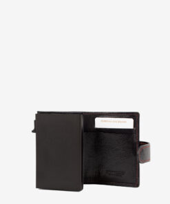 Porta Cartões Cavalinho Gentleman Aceda aos seus cartões com um só toque, graças ao mecanismo de extração rápida. Guarde os seus documentos essenciais em segurança e liberte o seu bolso do volume extra. Junte segurança e funcionalidade num acessório essencial e estiloso. Com sistema RFID Secure.