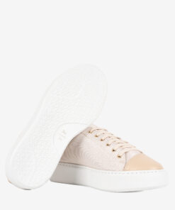 Sapatilha Cavalinho Amore Sapatilhas femininas com sola de plataforma branca e detalhes dourados. Design premium para o seu dia a dia. Conforto texturizado com a sofisticação e qualidade que só a Cavalinho oferece.