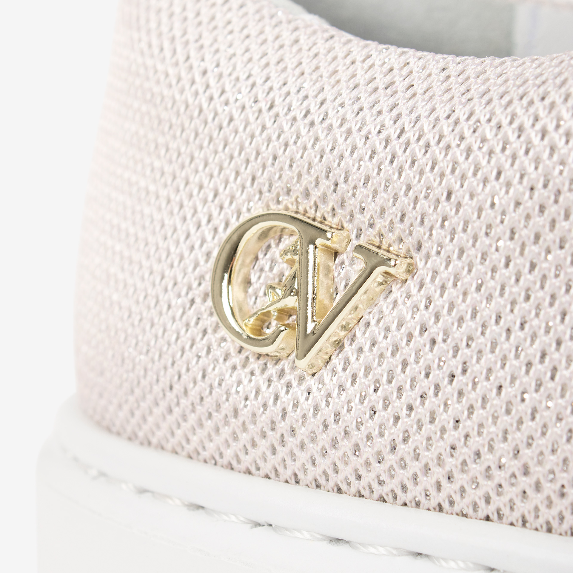 Sapatilha Cavalinho Amore Sapatilhas femininas com sola de plataforma branca e detalhes dourados. Design premium para o seu dia a dia. Conforto texturizado com a sofisticação e qualidade que só a Cavalinho oferece.