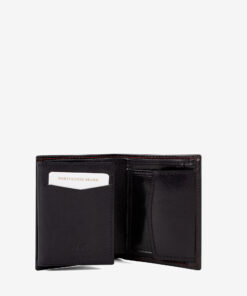 Carteira Cavalinho Gentleman Diga adeus ao volume. A carteira pequena da Cavalinho une a elegância da moda ao espaço inteligente para os seus documentos e cartões. Qualidade premium no bolso.