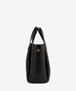 Mala Mão Cavalinho Signature Com um formato estruturado é ideal para organizar os seus essenciais com elegância e de forma prática. Esta mala combina design clássico com detalhes contemporâneos sendo o acessório perfeito para realçar qualquer um dos seus looks, do profissional ao casual chique.