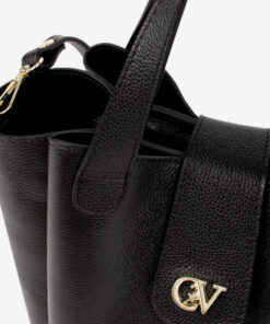 Mala Mão Cavalinho Signature Com um formato estruturado é ideal para organizar os seus essenciais com elegância e de forma prática. Esta mala combina design clássico com detalhes contemporâneos sendo o acessório perfeito para realçar qualquer um dos seus looks, do profissional ao casual chique.