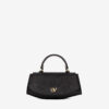 Mala Mão Cavalinho Signature Descubra a versatilidade desta Mala Cavalinho. Com alça de mão e tiracolo removível, oferece o espaço ideal com um interior luxuoso e organizado. Detalhes que conferem um toque de exclusividade ao seu dia a dia.