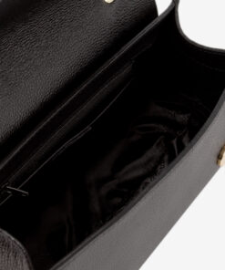 Mala Mão Cavalinho Signature Descubra a versatilidade desta Mala Cavalinho. Com alça de mão e tiracolo removível, oferece o espaço ideal com um interior luxuoso e organizado. Detalhes que conferem um toque de exclusividade ao seu dia a dia.